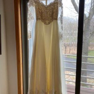 Gorgeous Ivory Wedding Dress with Veil